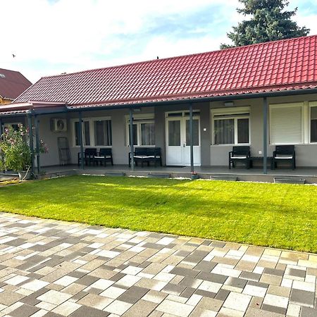 Hajdúszoboszló Tahiti Garden Apartman מראה חיצוני תמונה